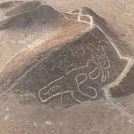 The Nazca Lines, a UNESCO World Heritage site in Peru, feature mᴀssive ground drawings—called geoglyphs—created around 2,000 years ago. One of the latest discoveries is a large cat figure etched into a