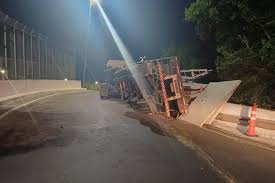 Trensurb opera parcialmente após caminhão tombar e carga atingir trilhos na BR-116 entre Canoas e Esteio