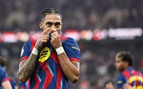 Problema para Ancelotti? Raphinha sofre lesão e pode ser baixa no Barcelona