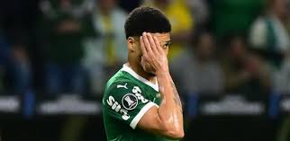 Palmeiras busca zagueiro 'de Champions' urgentemente, diz PVC