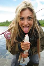 Boven en onder: April Vokey in een aantal interessante poses met vis. Let op het roze reeltje en bijpassende reel-seat. - news_2011_21_5
