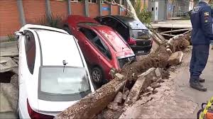 Cratera em Porto Alegre engole três carros estacionados; veja vídeo