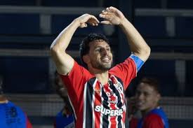 São Paulo vence Bragantino de virada e se mantém na liderança do Brasileiro