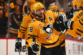 Penguins’ Kris Letang banks improbable game-winning goal off glass vs. Flyers