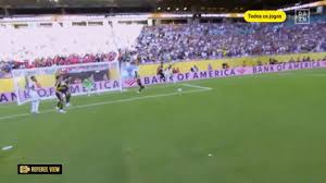 O lance do penálti sobre Otamendi (que o árbitro não detetou) a partir da 'Ref Cam'