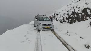 Margan Top road closed after fresh snowfall in higher reaches of J&K