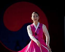 Korean traditional dancers in beautiful Hanbok costumes performing a graceful court dance 이미지