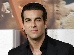 Mario Casas se tiñe de rubio: tras Broncano, la fiebre masculina por la decoloración continúa