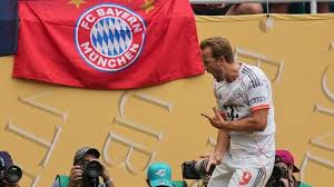 Fußball: Doppelpacker Kane führt Bayern ins große WM-Duell mit Paris