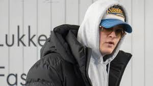 Høiby vil slippe ut av fengsel og gå med fotlenke