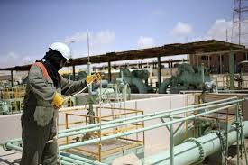 Precios del petróleo bajan ante planes de aumento de OPEC+ e incertidumbre en Ormuz