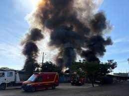 Incêndio de grandes proporções atinge garagem de ônibus em BH; VÍDEO