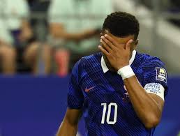 Nenhum chute certo, um drible e três impedimentos: dia de Mbappé resume eliminação da França