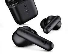 Image of boAt Airdopes 141 earbuds in charging case with phone