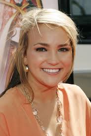 Actress Jamie Lynn Spears attends the premiere of the Warner Bros. film &#39;Nancy Drew&#39; on June 9, 2007 at the Grauman&#39;s ... - Warner%2BBros%2BPremiere%2BNancy%2BDrew%2BArrivals%2BLlSf1Me_FpGl