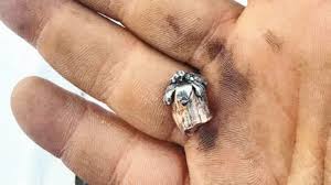 Mekaniker hittade polisens kula i oskyldig kvinnas bil