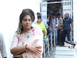'அமைச்சர்களுடன் ஒன்றரை மணி நேர சந்திப்பு; தலைமைச் செயலகம் வந்த அழகிரி மகள்!' - தவெக-வில் இணைகிறாரா?