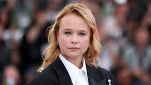 Former Child Star Comes to Husband's Defense During Public Exchange With Autograph Seeker