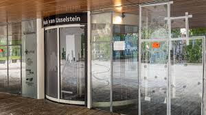 Vernielingen bij gemeentehuis en theater in IJsselstein na onrust over asielopvang