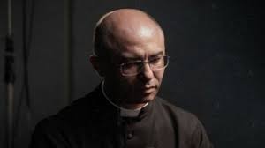 Padre excomungado diz que foi advertido por recriminar rituais de macumba