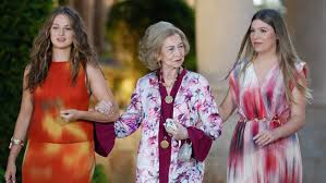 Leonor y Sofía, duelo de estilo en Marivent: la heredera se rinde al tie-dye y su hermana pisa el acelerador