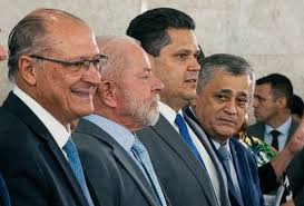 Pautas-bomba irritam Planalto e auxiliarem defendem que Lula procure Alcolumbre