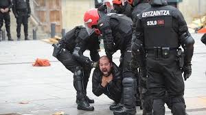 Resultado de imagen de actuación de la Ertzaintza en el muro de Gasteiz