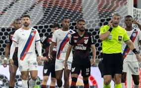 Lance em Athletico x Bahia revolta torcedores do Fluminense: 'Ainda prejudica'