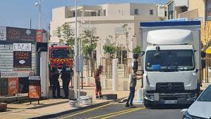 Fuite massive de gasoil à Port-Leucate : un poids lourd éventre son réservoir, une équipe "risque chimique" mobilisée d’urgence