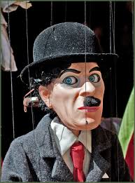 Charlie Chaplin als Marionette von Ulrich Pflug
