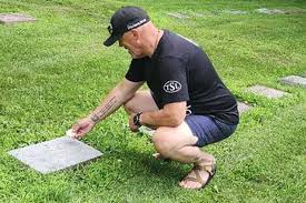 Man Turns Parents' Ashes Into 'Parting Stones' for Unique Memorials