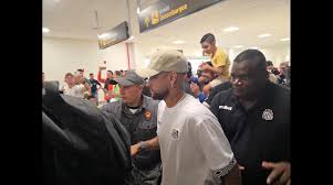 Santos chega a Ponta Porã com Neymar e festa da torcida