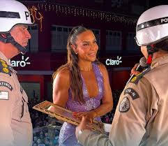 Ivete Sangalo recebe homenagem da Polícia Militar no Carnaval de Juazeiro