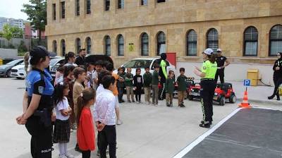 Öğrenci trafik polisi oldu, yayalara yol vermeyen sürücüye ceza kesti İhlas Haber Ajansı