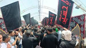 عزاداری پرشور زائران خارجی در سوگ شهدای دشت کربلا در مرز تمرچین