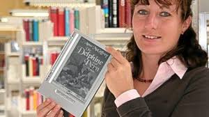 Anne-<b>Kathrin Schrader</b>, Leiterin der Stadtbücherei mit einem E-Book-Lesegerät <b>...</b> - 300-0900-2898-