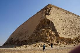 Nhắc đến kim tự tháp Ai Cập, ta nghĩ ngay đến 3 kim tự tháp vĩ đại trên cao nguyên Giza.Vậy nhưng ít người biết rằng vẫn còn 2 kim tự tháp