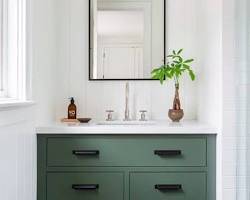 Gambar Minimalist bathroom with a pop of color