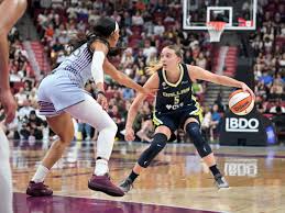 Paige Bueckers scores 34 as Wings down Tempo in front of record crowd