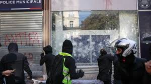 Commissariat attaqué, mairie brièvement investie... Plusieurs heurts éclatent à Marseille, en marge de la journée de mobilisation du 17 octobre — franceinfo