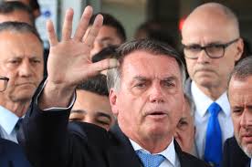 Alexandre de Moraes concede prisão domiciliar a Bolsonaro
