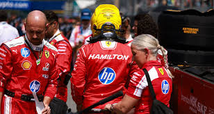 Hamilton kritisch op simulator Ferrari: ‘Heeft me de verkeerde kant opgestuurd’