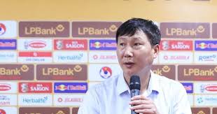 HLV Kim Sang-sik: Tôi muốn được người hâm mộ Việt Nam mến mộ như tiền bối Park Hang-seo