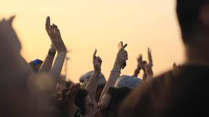 Des femmes accusent un homme de les avoir filmées à leur insu et d’avoir uriné en fosse lors d’un concert à Paris