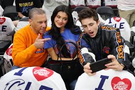 Celebrities light it up courtside for Knicks vs Cavs in Game 4