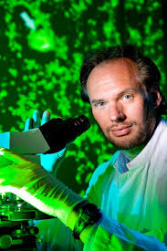 Alzheimerforscher <b>Dr. Michael Kramer</b> mikroskopiert Hirn-Schnitte mit einer <b>...</b> - Portrait_010