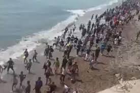 Una avalancha de migrantes que llegan a nado desde Marruecos colapsa los controles en Ceuta y pone en alerta a España