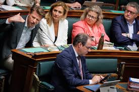 "Du jamais vu", "un bordel", "Vous prenez les Belges en otage" : la Loi-programme envenime les débats lors d'une séance chaotique à la Chambre