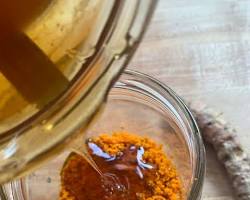Hình ảnh về jar of honey and a turmeric root