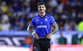 OFICIAL: Estrella de la Liga MX le da anillo a talento de TV Azteca